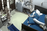 Người giúp việc mải pha sữa, em bé nằm trên giường ngã xuống đất, tình huống nguy hiểm khiến tất cả xót xa Người giúp việc mải pha sữa, em bé nằm trên giường ngã xuống đất, tình huống nguy hiểm khiến tất cả xót xa