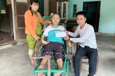 Báo Gia đình và Xã hội trao tiền hỗ trợ chàng trai tật nguyền viết thơ, vẽ tranh bằng miệng Báo Gia đình và Xã hội trao tiền hỗ trợ chàng trai tật nguyền viết thơ, vẽ tranh bằng miệng