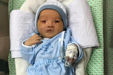 Bé sơ sinh bị bỏ rơi dưới hố ga ở Hà Nội đã tự mở to đôi mắt Bé sơ sinh bị bỏ rơi dưới hố ga ở Hà Nội đã tự mở to đôi mắt