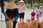 Chính quyền nói gì về chuyện thu nhiều loại quỹ khi dịch COVID-19 chưa hết? Chính quyền nói gì về chuyện thu nhiều loại quỹ khi dịch COVID-19 chưa hết?