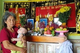 Đứa bé khát sữa, khóc lả trên tay bà sau vụ tai nạn cướp đi 3 thành viên gia đình Đứa bé khát sữa, khóc lả trên tay bà sau vụ tai nạn cướp đi 3 thành viên gia đình