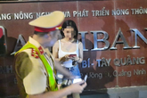 Hành động lạ của nữ tài xế khi phát hiện chốt kiểm tra nồng độ cồn Hành động lạ của nữ tài xế khi phát hiện chốt kiểm tra nồng độ cồn