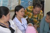 Trẻ sơ sinh bị bỏ trong bụi cây, côn trùng bu khắp người Trẻ sơ sinh bị bỏ trong bụi cây, côn trùng bu khắp người