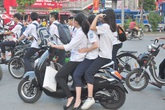 Học sinh sắp "hết cửa" vô tư chạy xe đạp điện, xe máy Học sinh sắp "hết cửa" vô tư chạy xe đạp điện, xe máy