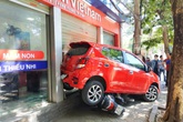 Nữ tài xế lùi xe đè 3 xe máy, đâm vỡ kính cửa trung tâm Anh ngữ Nữ tài xế lùi xe đè 3 xe máy, đâm vỡ kính cửa trung tâm Anh ngữ