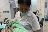 Đạp xe lên xã để xác nhận thông tin bé An tử vong, những người đầu tiên phát hiện bé bị bỏ rơi ở hố ga chưa hết bàng hoàng Đạp xe lên xã để xác nhận thông tin bé An tử vong, những người đầu tiên phát hiện bé bị bỏ rơi ở hố ga chưa hết bàng hoàng
