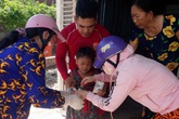 Bé gái bị cha đánh đập đã xuất viện Bé gái bị cha đánh đập đã xuất viện