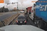 Đèo bạn gái núp bóng xe tải tránh nắng, thanh niên cản đường, khiêu khích tài xế và cái kết bị đánh sấp mặt Đèo bạn gái núp bóng xe tải tránh nắng, thanh niên cản đường, khiêu khích tài xế và cái kết bị đánh sấp mặt