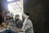 Vụ nữ sinh tử vong dưới mương nước sau lễ tổng kết: Nỗi đau người ở lại Vụ nữ sinh tử vong dưới mương nước sau lễ tổng kết: Nỗi đau người ở lại