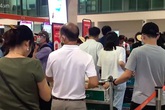 Sửa đường băng ở Nội Bài và TSN: Hành khách kêu trời khi liên tục bị delay, máy bay phải "xếp hàng" chờ cất cánh Sửa đường băng ở Nội Bài và TSN: Hành khách kêu trời khi liên tục bị delay, máy bay phải "xếp hàng" chờ cất cánh