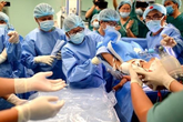 Thủ tướng chúc mừng kíp mổ cặp song sinh dính liền ở TP HCM Thủ tướng chúc mừng kíp mổ cặp song sinh dính liền ở TP HCM