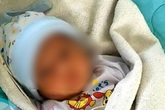 Xót xa bé gái sơ sinh bị bỏ rơi ven đường kèm quần áo và phiếu chích ngừa Xót xa bé gái sơ sinh bị bỏ rơi ven đường kèm quần áo và phiếu chích ngừa