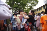 Những người mẹ bên ngoài 'cánh cửa' trường chuyên ở Hà Nội Những người mẹ bên ngoài 'cánh cửa' trường chuyên ở Hà Nội