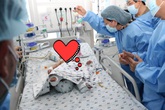 Bé Diệu Nhi nhoẻn cười khi Phó Chủ tịch nước lắc đồ chơi động viên "Cố lên nha con!" Bé Diệu Nhi nhoẻn cười khi Phó Chủ tịch nước lắc đồ chơi động viên "Cố lên nha con!"