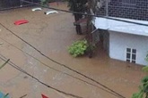 Mưa lớn trong đêm khiến hàng loạt ô tô đỗ ngoài đường bị nước ngập tới nóc ở Hà Giang Mưa lớn trong đêm khiến hàng loạt ô tô đỗ ngoài đường bị nước ngập tới nóc ở Hà Giang