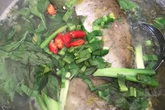 Nấu canh với thứ lá thẫm đẫm vị tuổi thơ, cả nồi cơm hết bay không còn 1 hạt Nấu canh với thứ lá thẫm đẫm vị tuổi thơ, cả nồi cơm hết bay không còn 1 hạt
