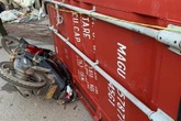 Xe container mất lái, rơi thùng đè chết một phụ nữ ở Bình Dương Xe container mất lái, rơi thùng đè chết một phụ nữ ở Bình Dương