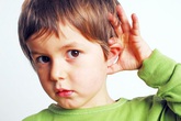 Cha mẹ đang vô tình gây tổn thương thính giác của con hằng ngày bằng những việc làm này mà không biết Cha mẹ đang vô tình gây tổn thương thính giác của con hằng ngày bằng những việc làm này mà không biết