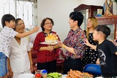 Đan Trường hạnh phúc tổ chức sinh nhật mừng tuổi mẹ Đan Trường hạnh phúc tổ chức sinh nhật mừng tuổi mẹ