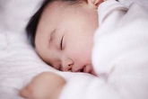 Trẻ sơ sinh có 3 thói quen này khi ngủ chứng tỏ não bộ đang phát triển cực tốt Trẻ sơ sinh có 3 thói quen này khi ngủ chứng tỏ não bộ đang phát triển cực tốt