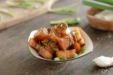 Với cách kho thịt này, gái vụng mấy cũng "chinh phục" được mẹ chồng Với cách kho thịt này, gái vụng mấy cũng "chinh phục" được mẹ chồng