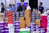 Đột kích kho chứa hàng lậu hơn 10.000m2 sau 6 tháng theo dõi liên tục và hơn 8 giờ chờ đợi Đột kích kho chứa hàng lậu hơn 10.000m2 sau 6 tháng theo dõi liên tục và hơn 8 giờ chờ đợi