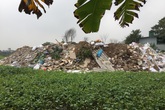 Ba “núi” rác bao quanh, hàng trăm hộ dân Thủ đô “chịu trận” Ba “núi” rác bao quanh, hàng trăm hộ dân Thủ đô “chịu trận”
