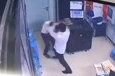 Hà Nội: Nữ bảo vệ chung cư cao cấp bị nam thanh niên say rượu hành hung Hà Nội: Nữ bảo vệ chung cư cao cấp bị nam thanh niên say rượu hành hung