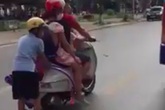 Người đàn ông "đèo" 3 con nhỏ theo kiểu làm xiếc giữa đường, vị trí của bé trai phía sau khiến nhiều người kinh hãi Người đàn ông "đèo" 3 con nhỏ theo kiểu làm xiếc giữa đường, vị trí của bé trai phía sau khiến nhiều người kinh hãi