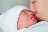 Tạm rời bỏ thói quen ôm hôn để giúp con trẻ an toàn trong mùa COVID-19 Tạm rời bỏ thói quen ôm hôn để giúp con trẻ an toàn trong mùa COVID-19