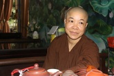 Ni sư nhận nuôi cô bé cá tính, một năm bị trường mời lên 4 lần Ni sư nhận nuôi cô bé cá tính, một năm bị trường mời lên 4 lần
