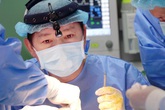 Ca mổ sửa gương mặt 'như hóa thạch nghìn năm' Ca mổ sửa gương mặt 'như hóa thạch nghìn năm'