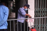 Phong tỏa, giám sát chặt chẽ con ngõ nơi có nữ nhân viên ngân hàng nghi mắc COVID-19 Phong tỏa, giám sát chặt chẽ con ngõ nơi có nữ nhân viên ngân hàng nghi mắc COVID-19
