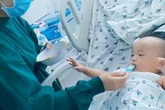 "Tan chảy" khoảnh khắc Trúc Nhi - Diệu Nhi phấn khích khi lần đầu được nếm thử cháo thịt sau mổ tách "Tan chảy" khoảnh khắc Trúc Nhi - Diệu Nhi phấn khích khi lần đầu được nếm thử cháo thịt sau mổ tách
