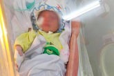 Bé sơ sinh bị bỏ rơi dưới khe giữa 2 nhà ở Hà Nội sẽ được cho nhận nuôi nếu người thân không đến nhận Bé sơ sinh bị bỏ rơi dưới khe giữa 2 nhà ở Hà Nội sẽ được cho nhận nuôi nếu người thân không đến nhận