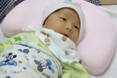 Nữ hộ sinh quỳ gối 25 phút giữ dây rốn cứu thai nhi Nữ hộ sinh quỳ gối 25 phút giữ dây rốn cứu thai nhi