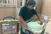Thông tin mới nhất về sức khoẻ bé sơ sinh bị bỏ rơi dưới khe giữa 2 căn nhà ở Hà Nội Thông tin mới nhất về sức khoẻ bé sơ sinh bị bỏ rơi dưới khe giữa 2 căn nhà ở Hà Nội