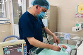 Nhiễm trùng tăng lên, bé sơ sinh bị bỏ rơi dưới khe tường được thay đổi kháng sinh điều trị Nhiễm trùng tăng lên, bé sơ sinh bị bỏ rơi dưới khe tường được thay đổi kháng sinh điều trị