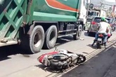 Xe chở rác kéo lê cô gái trên quốc lộ Xe chở rác kéo lê cô gái trên quốc lộ