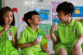 Chương trình Sữa học đường sẵn sàng cho các phương án ngày tựu trường năm học mới 2020 - 2021 Chương trình Sữa học đường sẵn sàng cho các phương án ngày tựu trường năm học mới 2020 - 2021