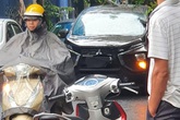 Kinh hãi hình ảnh thanh sắt đâm xuyên nóc ô tô đúng vị trí ghế lái, tài xế thoát chết trong gang tấc Kinh hãi hình ảnh thanh sắt đâm xuyên nóc ô tô đúng vị trí ghế lái, tài xế thoát chết trong gang tấc