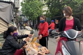 Dịch COVID-19 diễn biến phức tạp, người Hà Nội cứ ra khỏi nhà là đeo khẩu trang Dịch COVID-19 diễn biến phức tạp, người Hà Nội cứ ra khỏi nhà là đeo khẩu trang