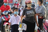 Sáng nay học sinh nô nức tựu trường sau kỳ nghỉ hè, nhưng một số em phải quay xe đi về vì lý do khá hy hữu từ phía nhà trường Sáng nay học sinh nô nức tựu trường sau kỳ nghỉ hè, nhưng một số em phải quay xe đi về vì lý do khá hy hữu từ phía nhà trường