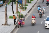 Hà Nội: Lòng đường, vỉa hè mua bán nhộn nhịp như họp chợ Hà Nội: Lòng đường, vỉa hè mua bán nhộn nhịp như họp chợ