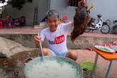 Sau khi bị mời lên làm việc với Sở Thông tin và Truyền thông vì video phản cảm, con trai bà Tân Vlog bị phạt ra sao? Sau khi bị mời lên làm việc với Sở Thông tin và Truyền thông vì video phản cảm, con trai bà Tân Vlog bị phạt ra sao?