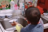 Từ miếng mút tạo bọt mẹ trẻ dạy con cách chơi đùa với chén bát và rửa bát thật sạch để ngon cơm Từ miếng mút tạo bọt mẹ trẻ dạy con cách chơi đùa với chén bát và rửa bát thật sạch để ngon cơm
