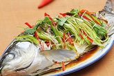 Lót loại củ này dưới cùng khi hấp, cá gắp ra săn chắc, không rụng đầu, không bị vỡ nát Lót loại củ này dưới cùng khi hấp, cá gắp ra săn chắc, không rụng đầu, không bị vỡ nát
