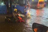 Nhiều tuyến đường Sài Gòn hóa thành "sông" sau cơn mưa lớn kéo dài Nhiều tuyến đường Sài Gòn hóa thành "sông" sau cơn mưa lớn kéo dài