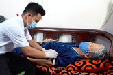 ẢNH: Theo chân y bác sĩ đến tận nhà lấy mẫu xét nghiệm cho bệnh nhân ẢNH: Theo chân y bác sĩ đến tận nhà lấy mẫu xét nghiệm cho bệnh nhân