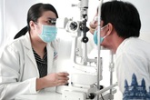 Trao cơ hội khám và mổ mắt cho bà con có hoàn cảnh khó khăn Trao cơ hội khám và mổ mắt cho bà con có hoàn cảnh khó khăn